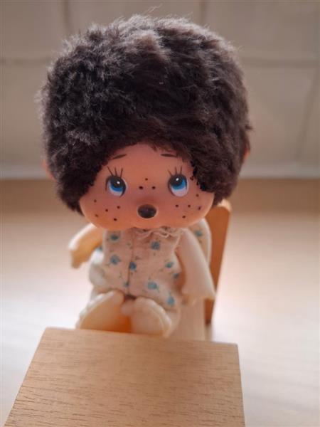 Grote foto vintage monchhichi op houten schoolbank 1976 verzamelen beren