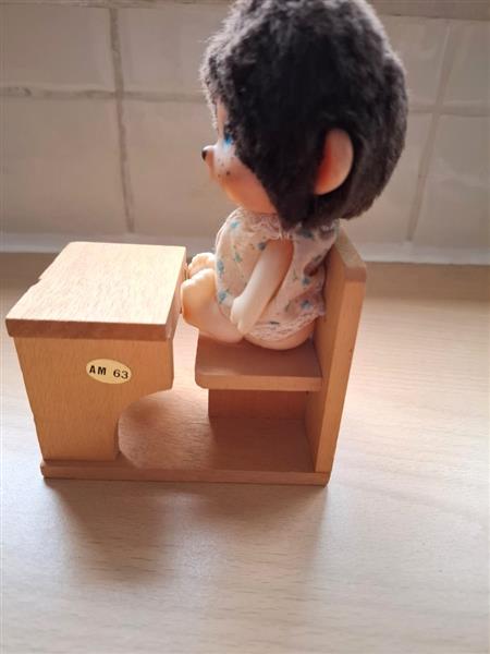 Grote foto vintage monchhichi op houten schoolbank 1976 verzamelen beren