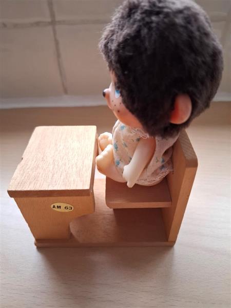 Grote foto vintage monchhichi op houten schoolbank 1976 verzamelen beren