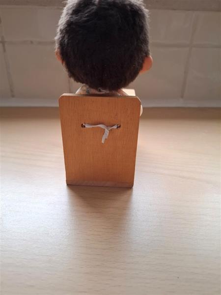 Grote foto vintage monchhichi op houten schoolbank 1976 verzamelen beren