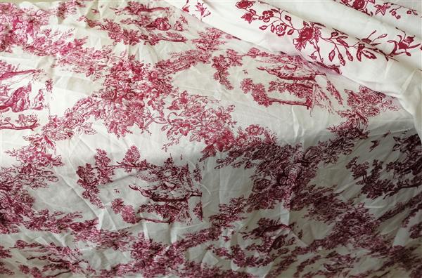 Grote foto dekbed met stijlvolle wijnrode toile de jouy print huis en inrichting beddengoed