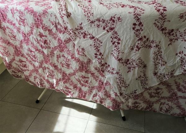 Grote foto dekbed met stijlvolle wijnrode toile de jouy print huis en inrichting beddengoed