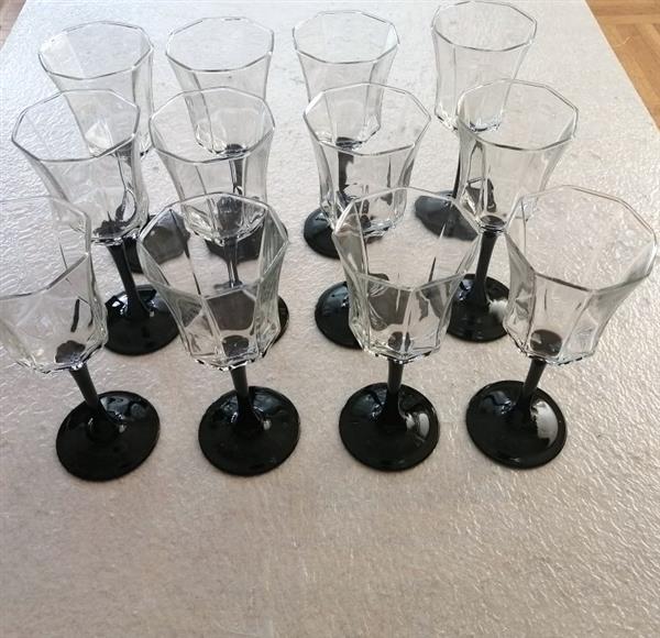 Grote foto arcoroc octime wijnglas met zwarte voet eighties antiek en kunst glas en kristal