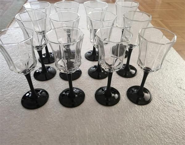 Grote foto arcoroc octime wijnglas met zwarte voet eighties antiek en kunst glas en kristal