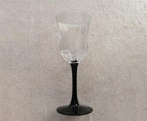 Grote foto arcoroc octime wijnglas met zwarte voet eighties antiek en kunst glas en kristal