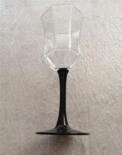 Grote foto arcoroc octime wijnglas met zwarte voet eighties antiek en kunst glas en kristal