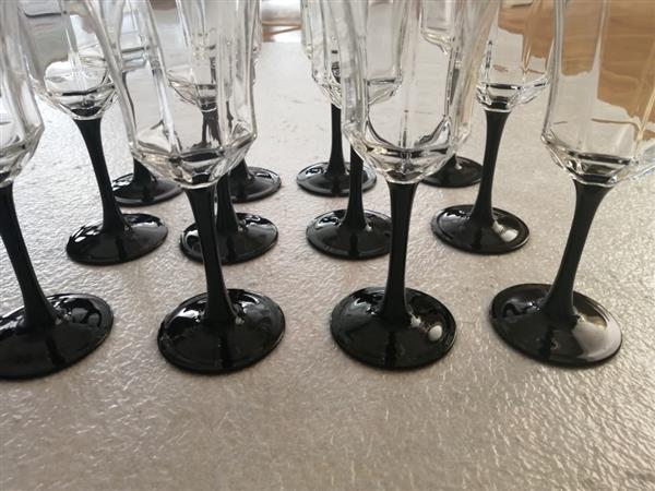 Grote foto arcoroc octime wijnglas met zwarte voet eighties antiek en kunst glas en kristal