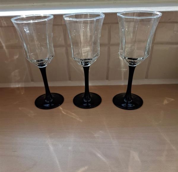 Grote foto arcoroc octime wijnglas met zwarte voet eighties antiek en kunst glas en kristal