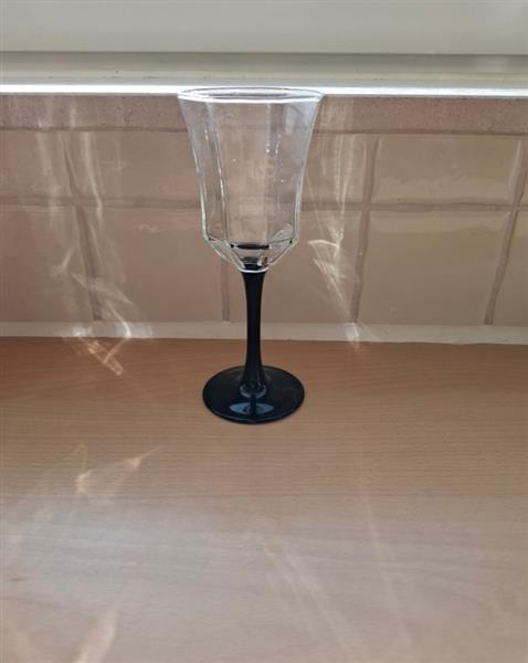 Grote foto arcoroc octime wijnglas met zwarte voet eighties antiek en kunst glas en kristal