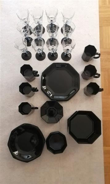 Grote foto arcoroc octime wijnglas met zwarte voet eighties antiek en kunst glas en kristal