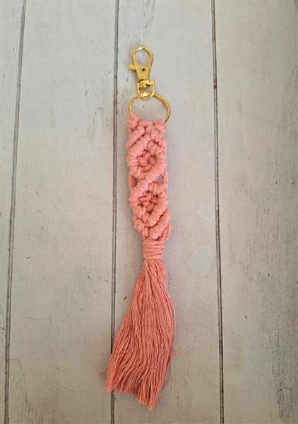Grote foto nieuwe macrame sleutelhanger in prachtig oudroze sieraden tassen en uiterlijk sleutelhangers