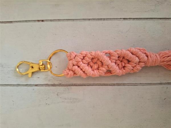Grote foto nieuwe macrame sleutelhanger in prachtig oudroze sieraden tassen en uiterlijk sleutelhangers