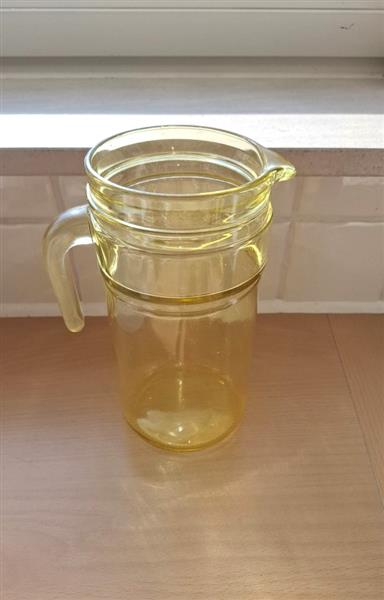 Grote foto vintage schenkkan sapkan in geel glas nieuw huis en inrichting servies