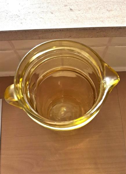 Grote foto vintage schenkkan sapkan in geel glas nieuw huis en inrichting servies