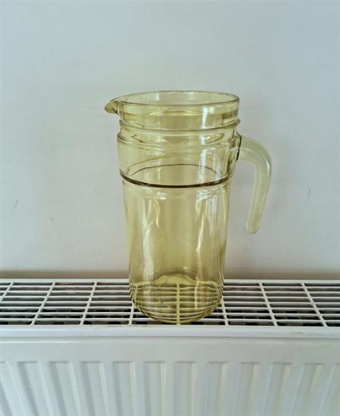 Grote foto vintage schenkkan sapkan in geel glas nieuw huis en inrichting servies