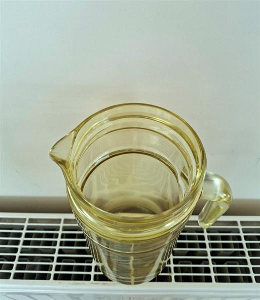 Grote foto vintage schenkkan sapkan in geel glas nieuw huis en inrichting servies