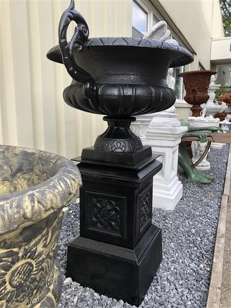 Grote foto gietijzeren vaas op gietijzeren zuil zwaar en robuust black. tuin en terras overige tuin en terras