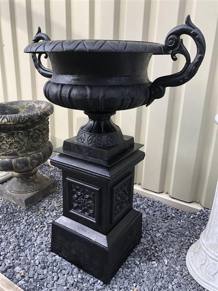 Grote foto gietijzeren vaas op gietijzeren zuil zwaar en robuust black. tuin en terras overige tuin en terras