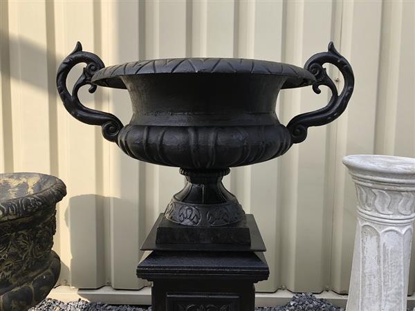 Grote foto gietijzeren vaas op gietijzeren zuil zwaar en robuust black. tuin en terras overige tuin en terras