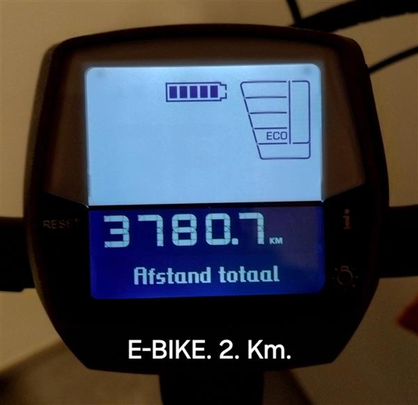 Grote foto e byke. koga. fietsen en brommers damesfietsen