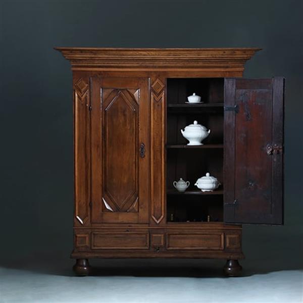 Grote foto stoere 17e eeuwse 2 deurs kast op bolpoten prachtige patina oude kleur no.371405 antiek en kunst stoelen en banken