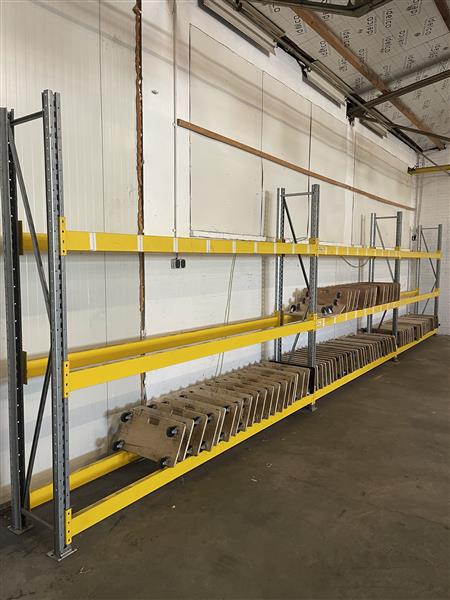 Grote foto bandenrek bandenstelling bandenopslag 12 meter auto diversen gereedschap