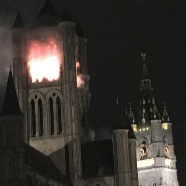 Grote foto man zoekt man contacten en berichten man zoekt man