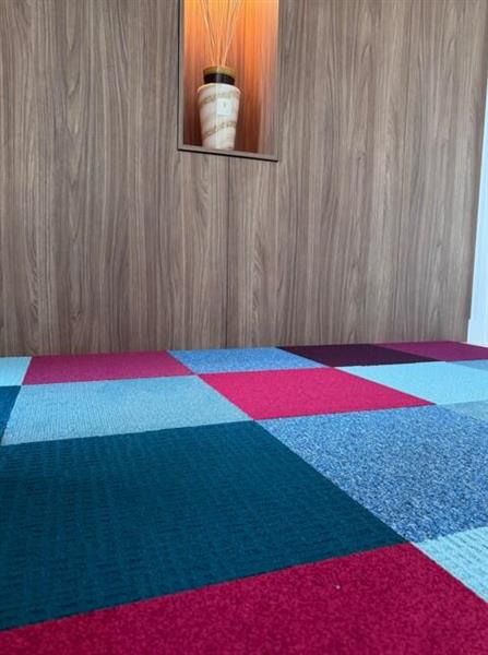 Grote foto kleurrijke isolatie mix nieuwe tapijttegels huis en inrichting vloerbedekking en kleden