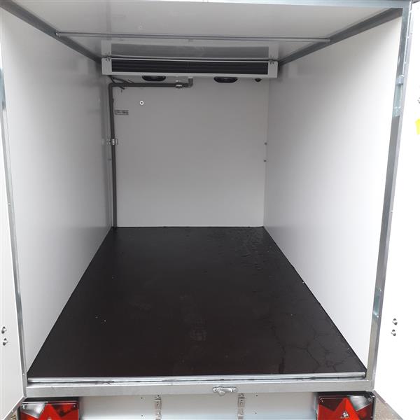 Grote foto gesloten aanhangwagen frigo auto diversen aanhangers