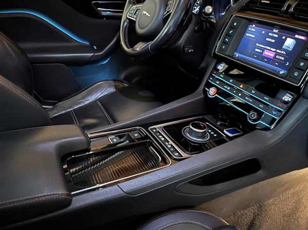 Grote foto topklasse jaguar f pace prestige 2.0d autom 4x4 auto jaguar