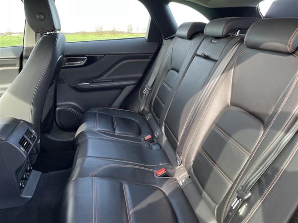 Grote foto topklasse jaguar f pace prestige 2.0d autom 4x4 auto jaguar