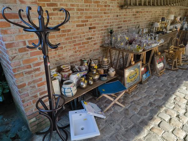 Grote foto garageverkoop zolderschatten diversen rommelmarktspullen