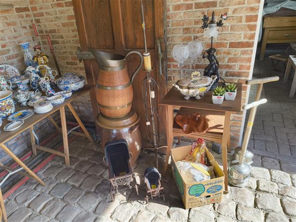 Grote foto garageverkoop zolderschatten diversen rommelmarktspullen
