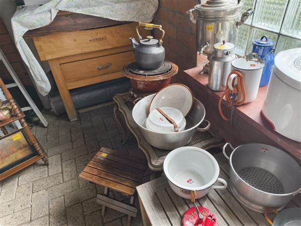 Grote foto garageverkoop zolderschatten diversen rommelmarktspullen