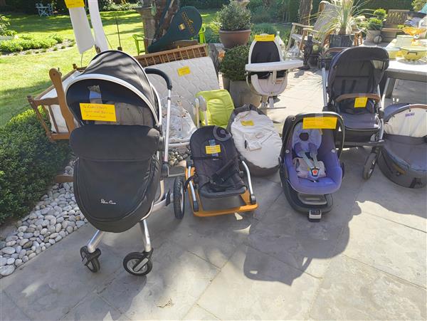 Grote foto garageverkoop zolderschatten diversen rommelmarktspullen