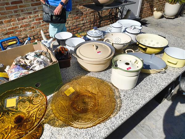 Grote foto garageverkoop zolderschatten diversen rommelmarktspullen