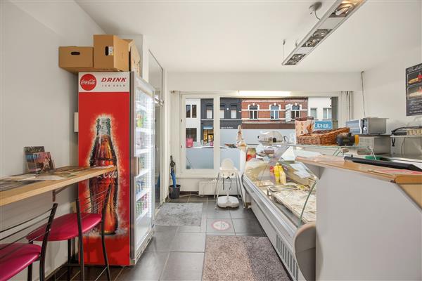 Grote foto handelszaak broodjeszaak met duplexwoning bedrijfspanden horecapanden te koop