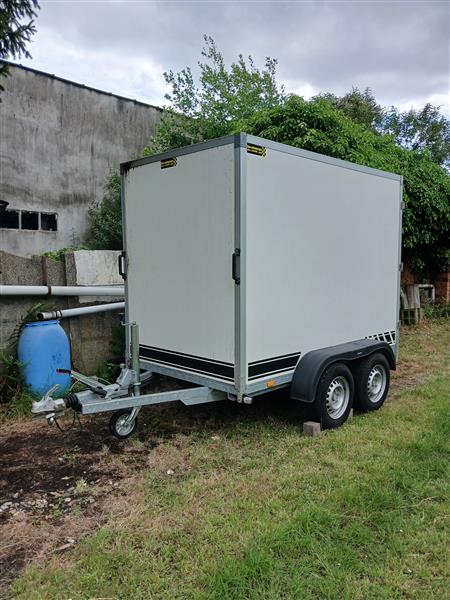 Grote foto gesloten aanhangwagen geremd 2700 kg auto diversen aanhangers