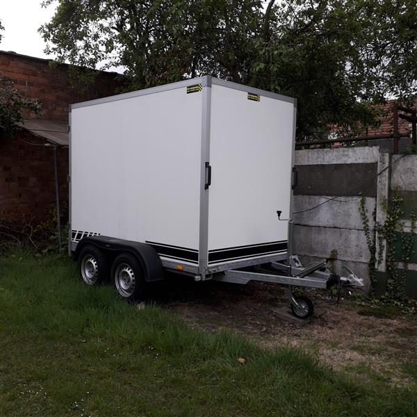 Grote foto gesloten aanhangwagen geremd 2700 kg auto diversen aanhangers