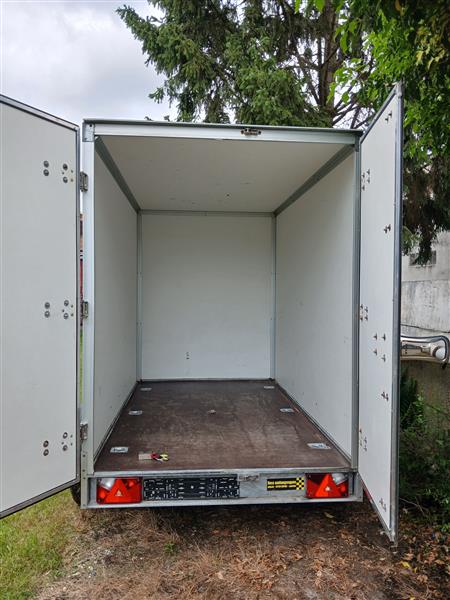 Grote foto gesloten aanhangwagen geremd 2700 kg auto diversen aanhangers