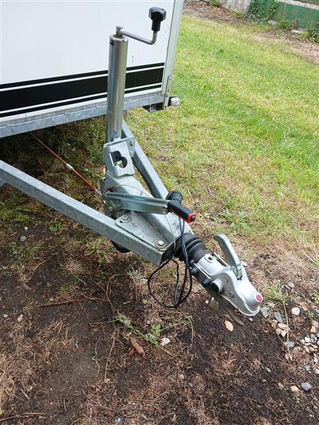 Grote foto gesloten aanhangwagen geremd 2700 kg auto diversen aanhangers