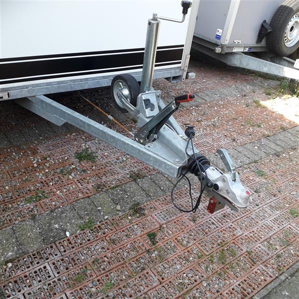 Grote foto gesloten aanhangwagen geremd 2700 kg auto diversen aanhangers