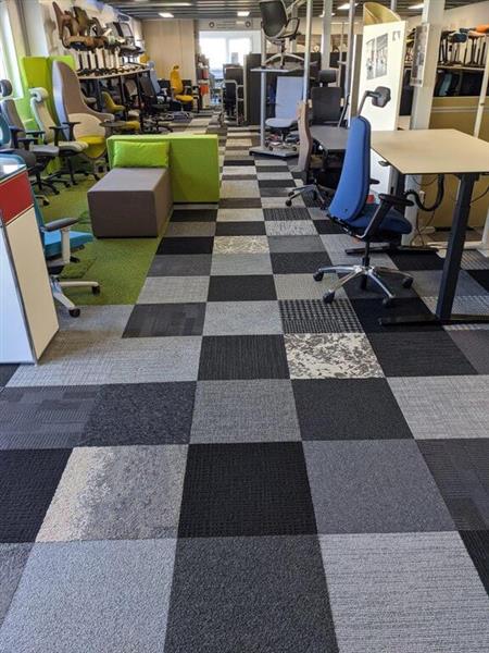 Grote foto aanbieding grijze tapijttegelmix nu 3 75 huis en inrichting vloerbedekking en kleden