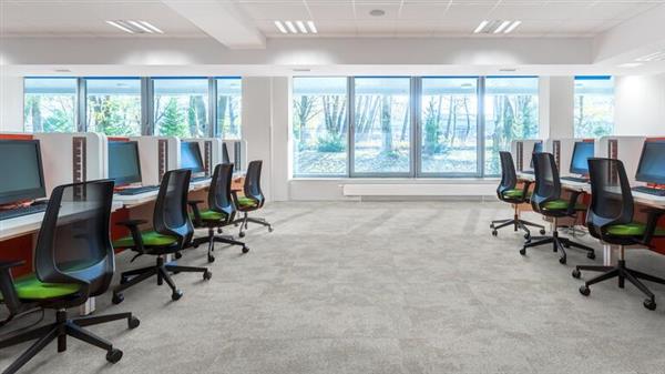 Grote foto beige betonlook tapijttegels 250m2 voorraad huis en inrichting vloerbedekking en kleden
