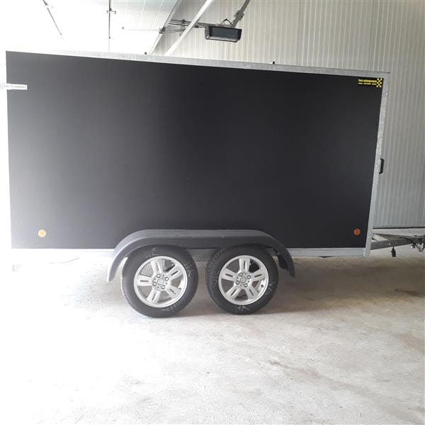 Grote foto gesloten aanhangwagen met valdeur en alu velg auto diversen aanhangers