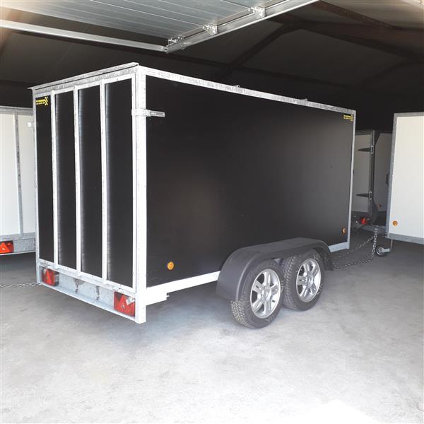 Grote foto gesloten aanhangwagen met valdeur en alu velg auto diversen aanhangers