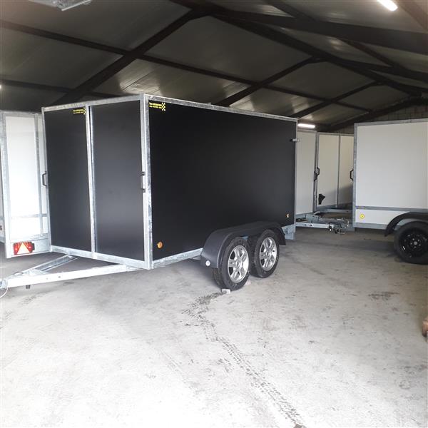 Grote foto gesloten aanhangwagen met valdeur en alu velg auto diversen aanhangers