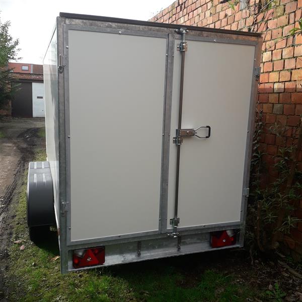 Grote foto gesloten aanhangwagen roca met alu velg auto diversen aanhangers