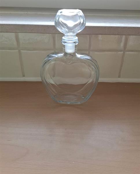 Grote foto decoratieve glazen fles in hartvorm voor badschuim sieraden tassen en uiterlijk lichaamsverzorging