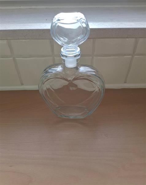 Grote foto decoratieve glazen fles in hartvorm voor badschuim sieraden tassen en uiterlijk lichaamsverzorging